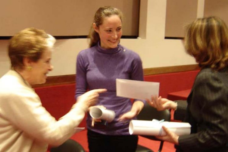 PREMIO A LA EXCELENCIA a la Ingeniera en Materiales María Jimena Guadalupe Malaisi de la Fundación Hermanos Agustín y Enrique Rocca