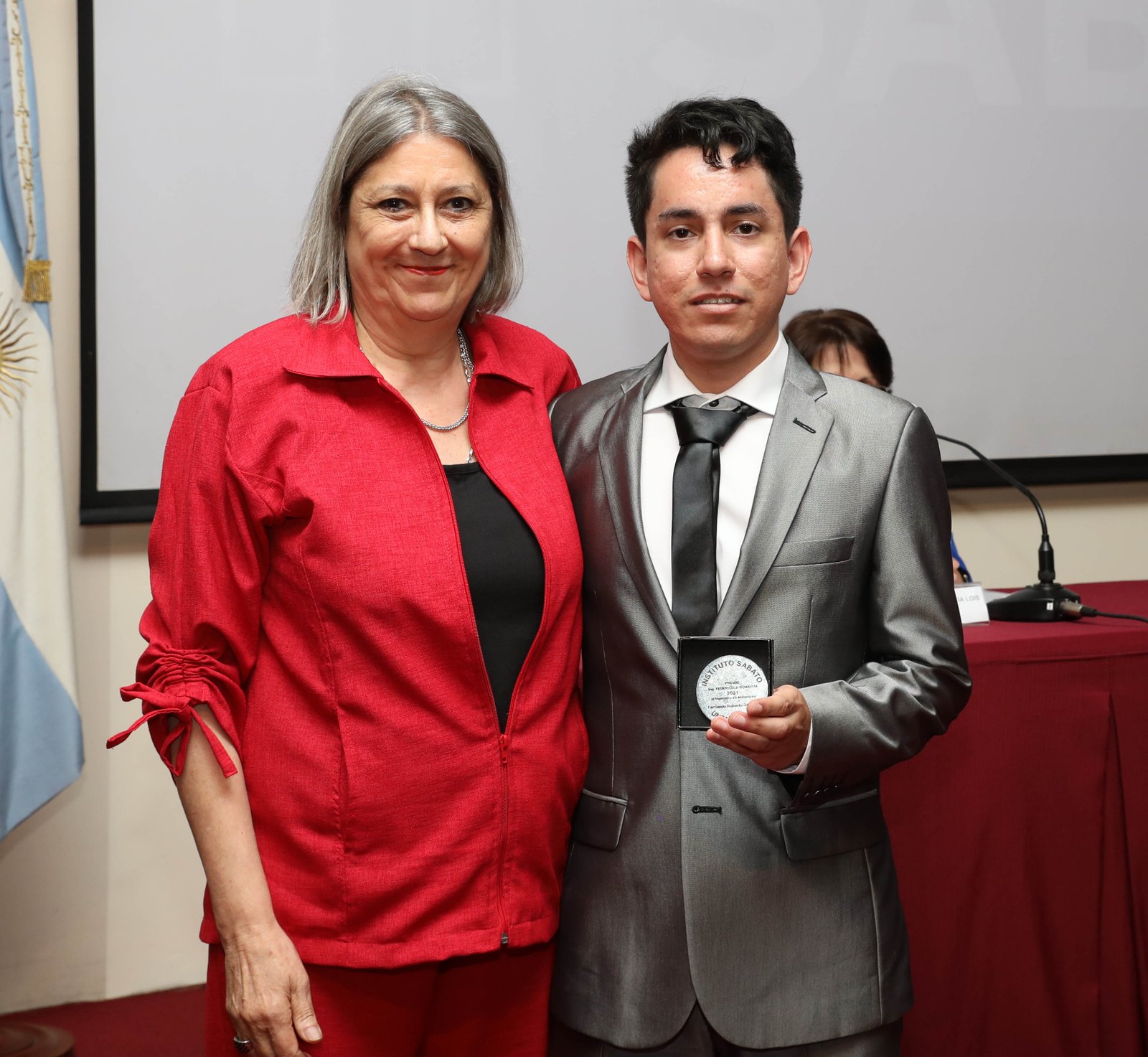 La Academia de Ingeniería premia a egresado del Instituto